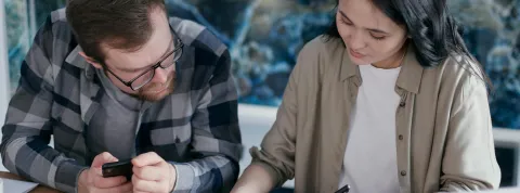 pareja-revisando-documentos-financieros-sobre-el-levantamiento-de-embargo-sunat