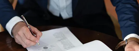 hombre-firmando-documento-relacionado-con-la-ley-de-patentes