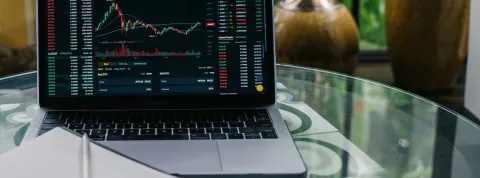 portatil-sobre-mesa-con-graficos-de-inversiones-para-ilustrar-master-en-finanzas-o-mba-online