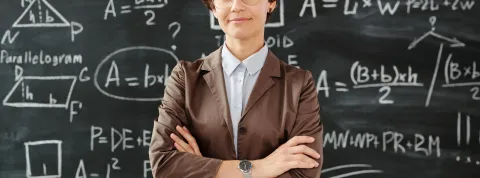 profesora-en-una-clase-con-pizarra-de-matematicas-del-master-en-profesorado-de-secundaria-antiguo-cap