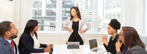 reunion-de-trabajo-con-personas-discutiendo-sobre-mediacion-comunitaria