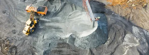 maquinaria-trabajando-en-la-mineria-en-el-peru