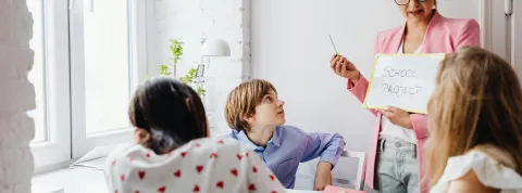 grupo-de-estudiantes-trabajando-en-un-proyecto-escolar-segun-el-modelo-pedagogico-constructivista