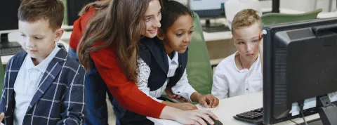 docente-aplicando-el-modelo-tpack-en-un-entorno-educativo