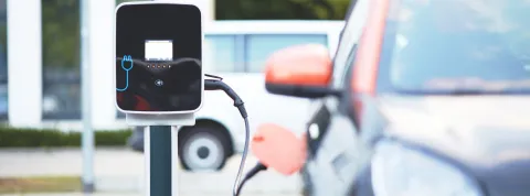 coche-electrico-conectado-a-un-punto-de-carga-como-ejemplo-de-movilidad-sostenible