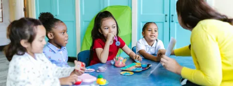 grupo-de-ninos-en-aula-participando-en-actividad-sobre-necesidad-especifica-de-apoyo-educativo