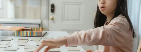 nina-con-necesidades-educativas-especiales-jugando-en-un-entorno-educativo-en-colombia