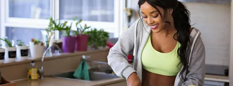 mujer-preparando-frutas-como-parte-de-su-plan-de-nutricion-deportiva