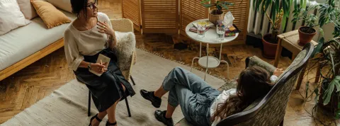 terapeuta-escuchando-a-una-paciente-en-una-sesion-sobre-pnl-o-programacion-neurolinguistica