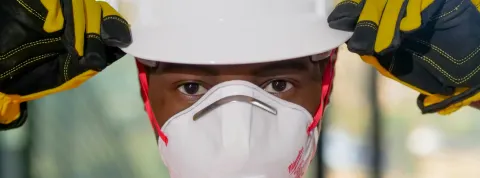  trabajador-con-casco-y-mascarilla-como-parte-del-principio-de-la-accion-preventiva