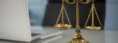 ilustracion-de-la-balanza-de-la-justicia-representando-el-principio-de-contradiccion