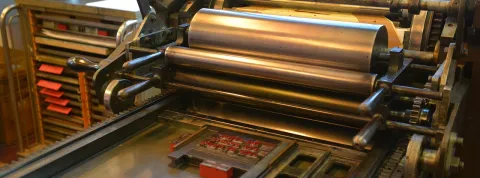 maquina-de-imprenta-que-se-puede-usar-para-producir-libros-segun-el-metodo-print-on-demand