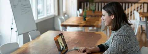 mujer-en-una-sala-sentada-haciendo-una-videollamada-con-un-hombre-que-la-esta-formando-para-gestionar-el-procesamiento-del-lenguaje-natural