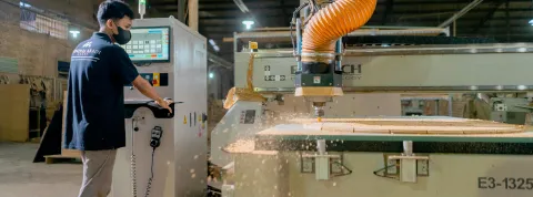 operario-controlando-maquina-industrial-en-procesos-de-automatizacion