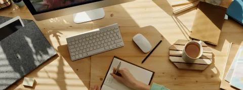 persona-estudiando-desde-casa-mientras-recibe-clase-sobre-programas-especializados