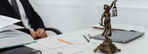 oficina-de-abogado-con-documentos-legales-y-una-figura-de-la-justicia-que-representa-las-ramas-del-derecho