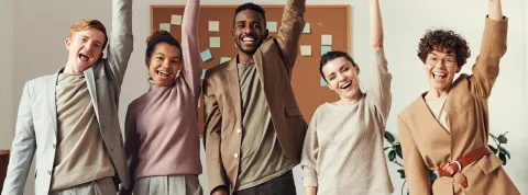 grupo-de-personas-celebrando-el-exito-en-un-entorno-de-responsabilidad-social-empresarial