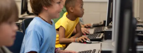 ejemplo-de-uno-de-los-retos-del-siglo-xxi-educacion-alumnos-en-clase-utilizando-un-ordenador