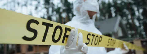 una-de-las-salidas-de-criminologia-es-trabajar-como-el-criminologo-de-esta-imagen-que-esta-sujetando-un-precinto-que-pone-stop-para-que-nadie-pase