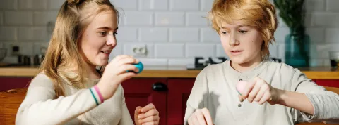 dos-ninos-jugando-y-pintando-en-un-entorno-educativo-relacionado-con-salidas-de-educacion-especial