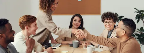 grupo-de-personas-trabajando-en-equipo-en-un-entorno-laboral-sano-con-buena-salud-mental-en-el-trabajo