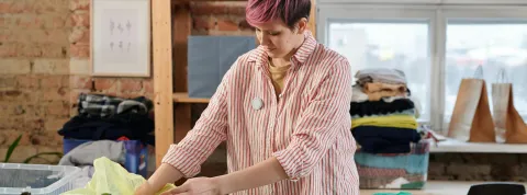 persona-clasificando-residuos-en-un-espacio-de-trabajo-como-ejemplo-de-sostenibilidad-empresarial