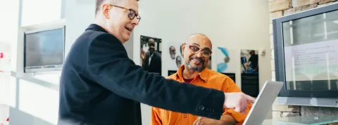 dos-hombres-en-una-conversacion-sobre-spin-selling-en-un-ambiente-de-negocios