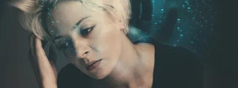 mujer con tecnoestrés