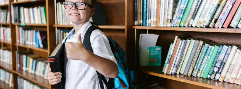 niño-en-biblioteca-representando-las-tendencias-educativas-en-colombia