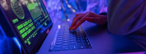 persona-tecleando-en-una-laptop-con-pantalla-de-codigo-verde-que-representa-la-transformacion-digital