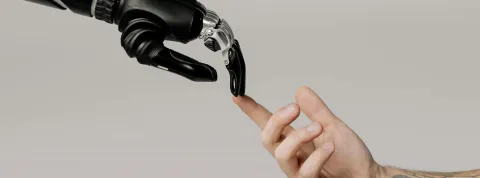 mano-de-hombre-y-mano-de-robot-uniendo-el-indice-como-simbolo-de-los-usos-de-la-inteligencia-artificial-en-la-vida