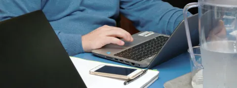 persona-trabajando-con-un-portatil-y-un-movil-para-validar-una-idea-de-negocio