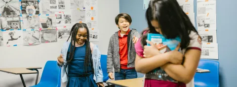 ejemplo-de-violencia-escolar-en-el-peru-dos-alumnos-en-una-clase-riendose-de-otra-alumna