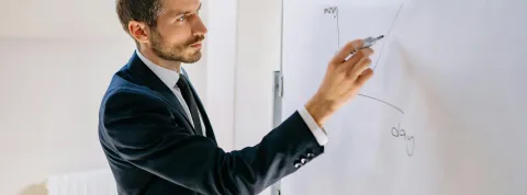 profesor-explicando-en-pizarra-con-vocacion-docente