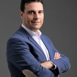 Bernabé en pie fondo neutro.jpg