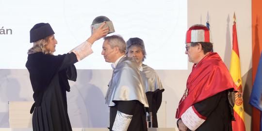 Nombramiento doctor honoris causa Vicente Valles, rectora Dra. Eva María Giner imponiendo el birrete doctoral durante la ceremonia de investidura