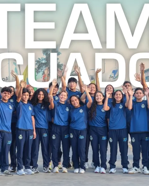 Ana Abad junto al equipo de natación de Ecuador