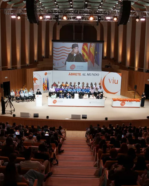 Graduación VIU 2026 vista general escenario y auditorio
