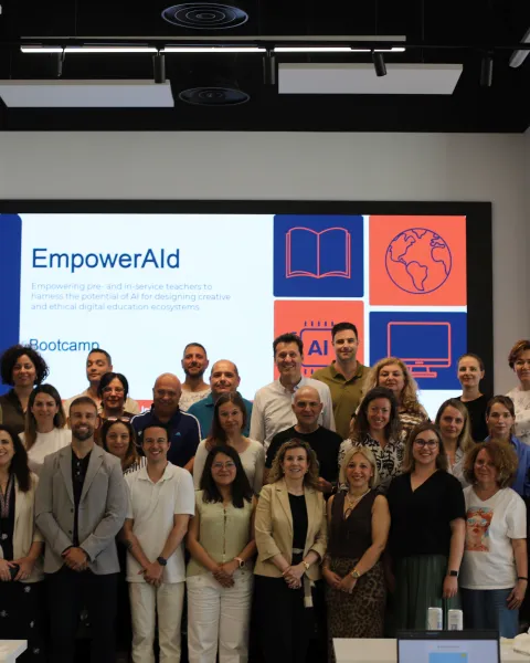 Foto grupal de asistentes al Bootcamp del proyecto Erasmus+ EmpowerAid en el Biohub