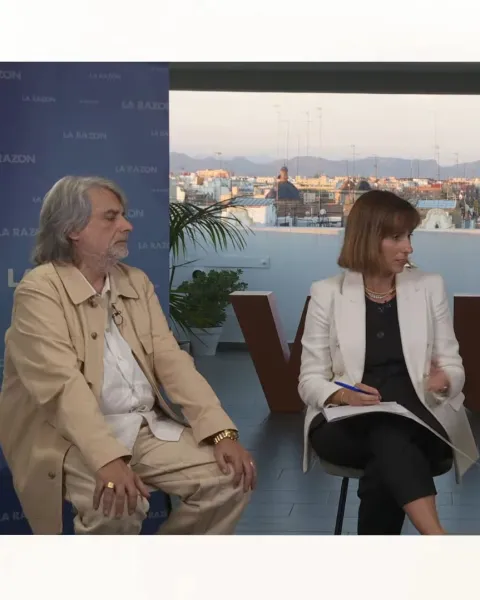Captura de un momento del streaming del evento de celebración de los 25 años de la edición de la Comunitat Valenciana de La Razón. En la imagen: Joan Oleaque, Alicia Martí y Xaro Escrig