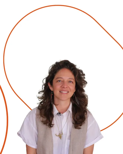 Composición con el retrato de la alumni de VIU Cindy Barascout y formas geométricas.