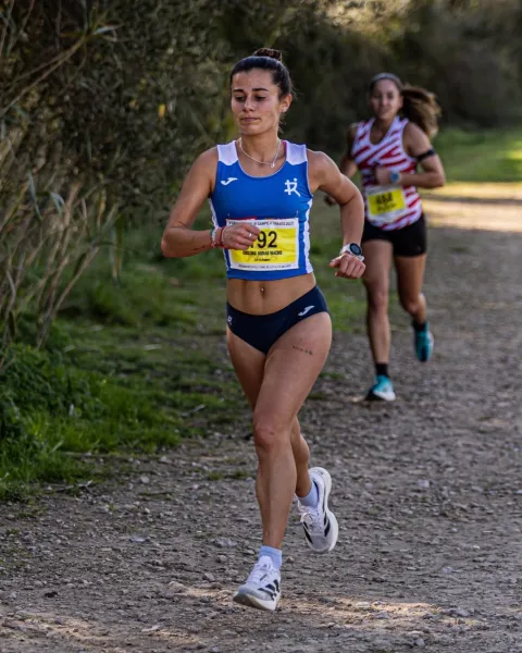 Cristina Munar, estudiante de VIU corriendo una carrera de larga distancia