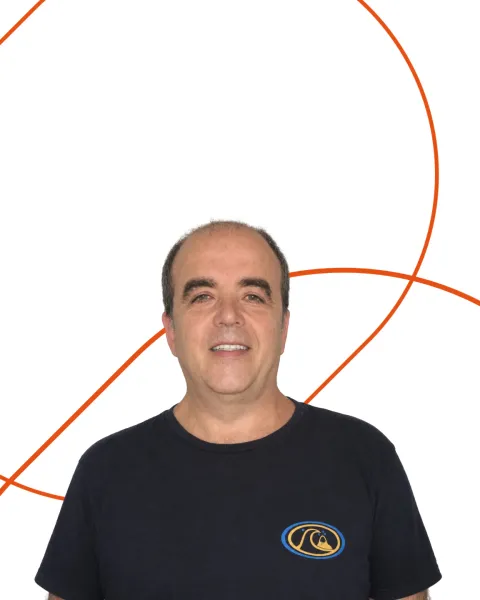 Retrato del Dr. Óscar Garibo, experto de VIU. El Dr. Garibo viste camiseta negra y está retratado en un plano cercano, siendo visible la parte superior del torso y su rostro. Su imagen está recortada sobre un fondo blanco con formas geométricas naranjas.