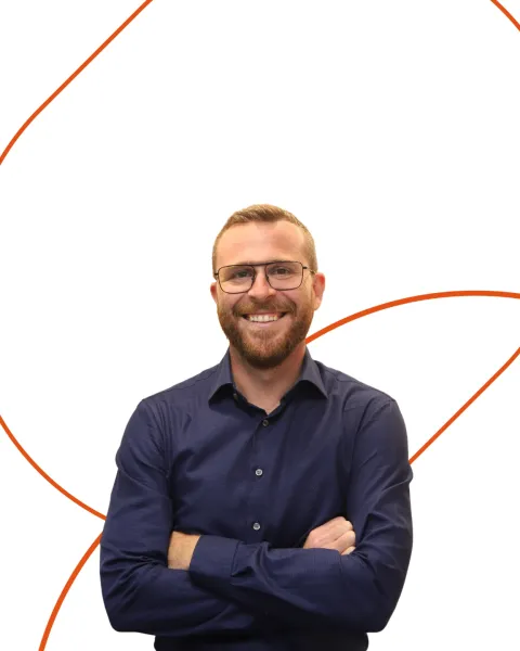 Dr. Francesc Llorens, vicedecano de la Facultad de Ciencias de la Educación de VIU. Retrato sobre fondo blanco con formas geométricas naranjas.