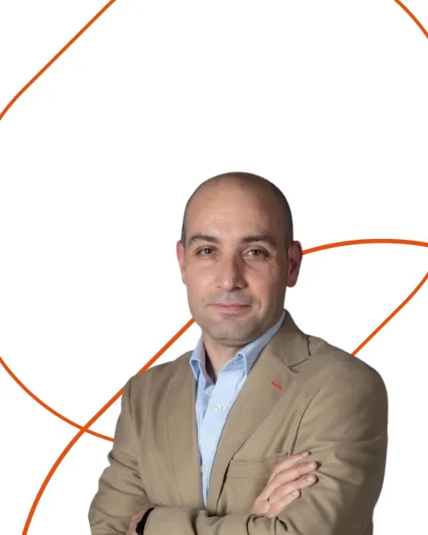 Retrato del Dr. José Montoya Belmonte, docente e investigador de VIU. Su figura está recortada sobre un fondo blanco con formas geométricas naranjas.