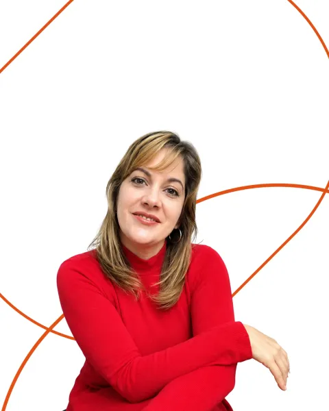 Retrato de la Dra. Leydis Morejón con un vestido rojo y los brazos cruzados, sobre un fondo blanco con formas geométricas naranjas