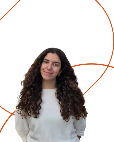 Retrato de medio cuerpo de la Dra. Lucía Manso-Ortega, ganadora del premio a la mejor tesis doctoral de la Cátedra VIU-NED de Neurociencia. La Dra. Manso-Ortega viste de blanco y está recortada sobre un fondo claro con formas geométricas naranjas