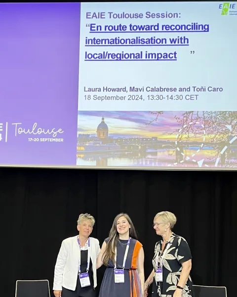 La Dra. Toñi Caro (primera por la izquierda), directora de la Oficina de Proyectos Internacionales de Investigación de VIU , junto a Laura Howard, directora general de la University of Cadiz for the SEA-EU European University Alliance; y Mavi Calabrese, CEO de Mavericks Global