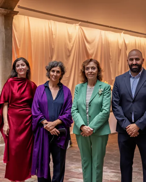 Elvira Mínguez junto a representantes de VIU y Planeta Grupo Editorial