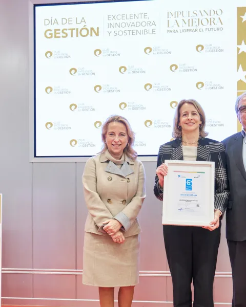 Dra. Mónica Rodríguez Gascó, Vicerrectora de Calidad y Sostenibilidad de VIU. Recibiendo sello EFQM 400.